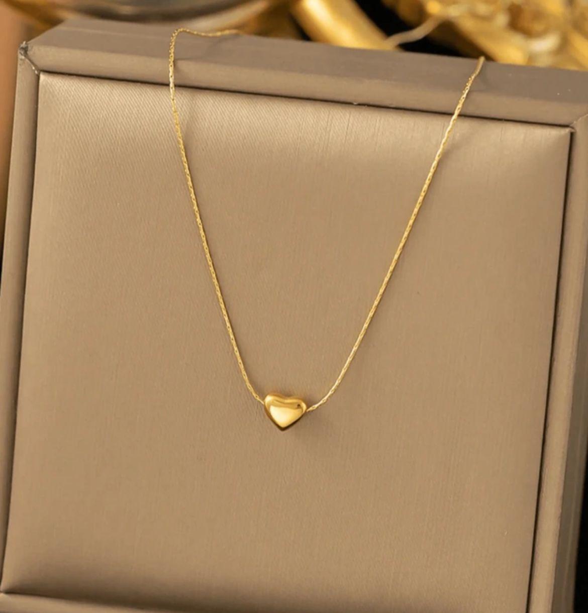 Elegant And Exquisite Heart-Shaped Pendant Necklace Suitable For Women To Wear At Parties, Or As A Gift For Mothers.